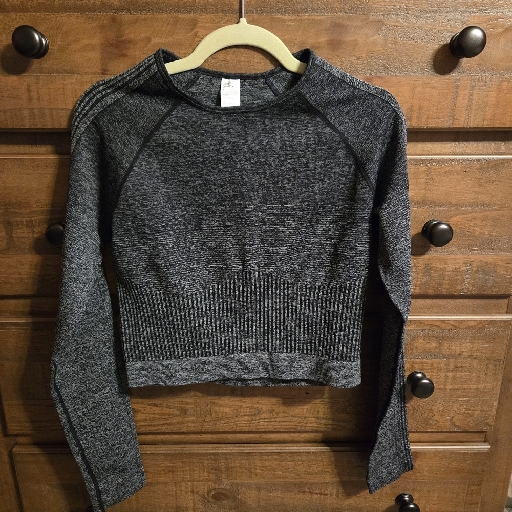 Fabletics Ombre' Seankess Lonh Sleeve Crop Top Black/ Grey Size Large